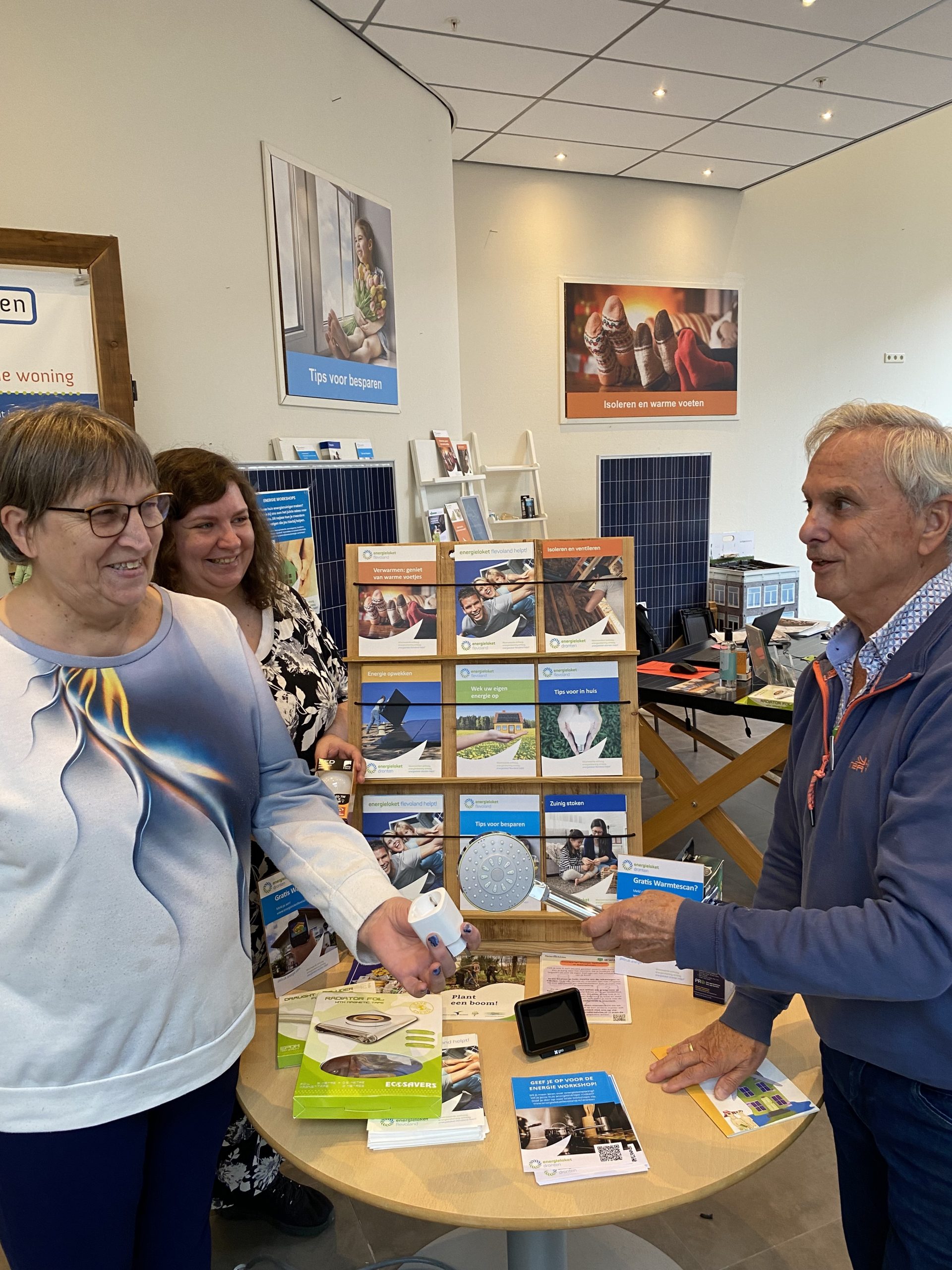 Foto van 3 personen in het Energieloket. 1 van deze personen is energiecoach Jacob Verwijs